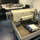 Lasertisch am Raman-Spektrometer mit grünem, blauem, rotem und IR Laser.
