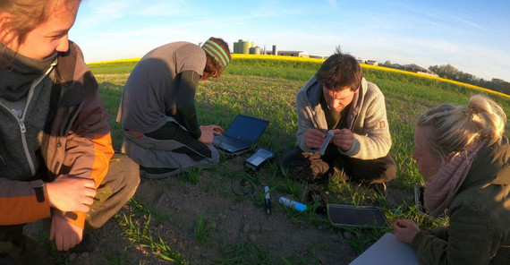 Programmierung der GPS-Sender im Feld | Foto: Julius Seiler