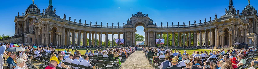 Impression der Absolventenfeier am Neuen Palais in Potsdam. Foto: Ernst Kaczynski
