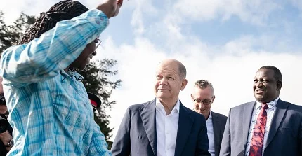 Lydia Olaka und Kanzler Scholz mit Präsident Ruto in Kenia