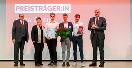 Sechs Menschen auf einer Bühne bei der Verleihung des Innovationspreises Berlin Brandenburg