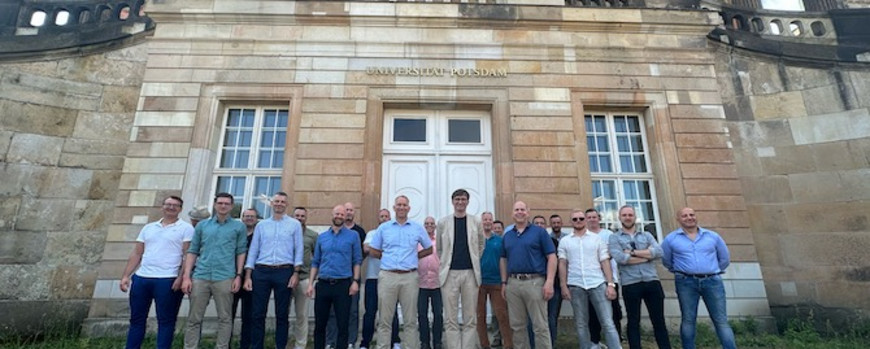 Gruppenbild des I. Deutsch-Niederländischen Korps mit Professor Sönke Neitzel