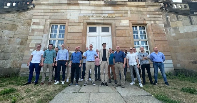 Gruppenbild des I. Deutsch-Niederländischen Korps mit Professor Sönke Neitzel