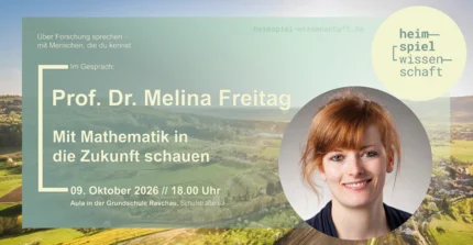 Im Vordergrund ist ein Foto von Professorin Melina Freitag zu sehen, im Hintergrund ist ein ländlicher Raum mit Wiesen und Feldern sowie einer Kleinstadt abgebildet.