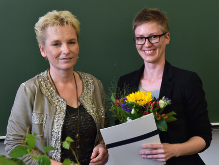 Dr. Judith Klinger mit der Preisträgerin Melanie Kagels