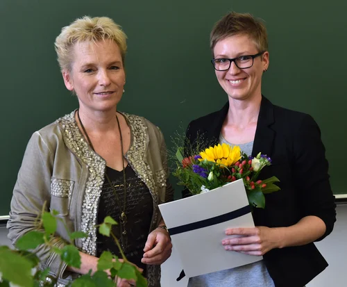 Dr. Judith Klinger mit der Preisträgerin Melanie Kagels