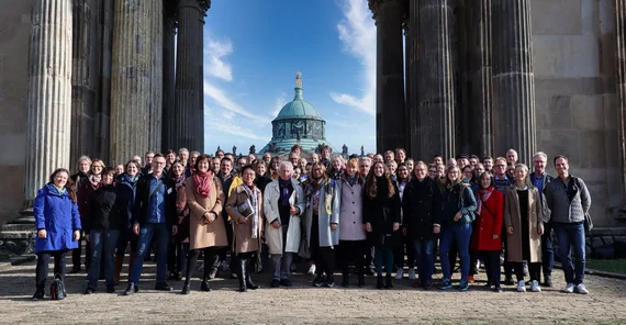 Teilnehmende der Tagung vor dem Neuen Palais