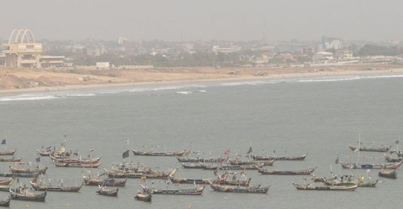 Fischerboote an der Kueste Accras. Das Foto ist von Rosa Elisa Matthees.