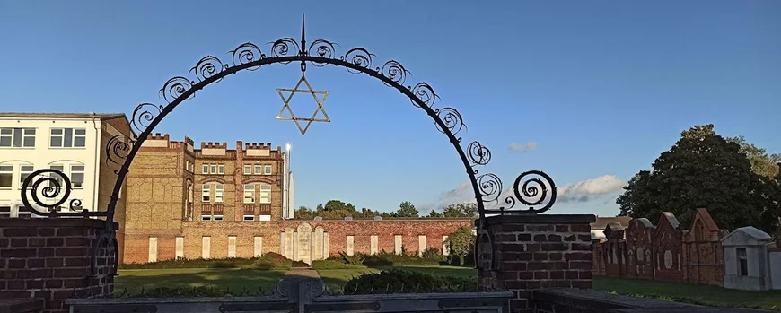 Eingangsbereich des Jüdischen Friedhofs in Brandenburg an der Havel
