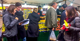 Auf einem Wochenmarkt in Berlin. Foto: Jana Scholz / At a Weekly Market in Berlin. Photo: Jana Scholz.