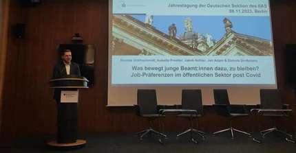 Das Bild zeigt Nicolas Drathschmidt bei seiner Präsentation im BMI.