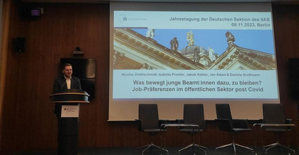 Das Bild zeigt Nicolas Drathschmidt bei seiner Präsentation im BMI.