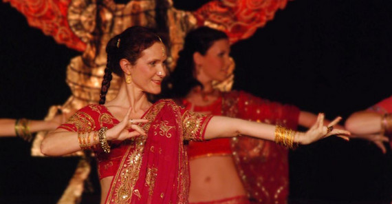 Das Ensemble Aladdina führt tänzerisch in andere Länder. Foto: M. Burkart
