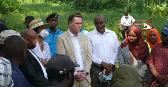 Prof. Günther und seine Gattin (mit Maske) mit Dr. Abdalla Ibrahim Ali von der State University of Zanzibar (weißes Hemd), dem Oberbürgermeister Ali Haji Haji (links im schwarzen Anzug) und Mwajuma Ali Abadi (mit rotem Kopftuch neben Dr. Abdalla) von der Stadtverwaltung Zanzibar. Das Foto ist von Dr. Michael Burkart