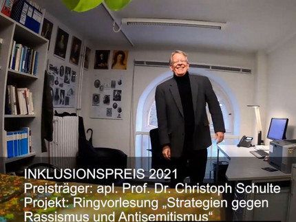 Prof. Schulte in seinem Büro