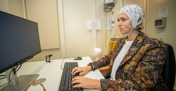 Probandin beim EEG-Experiment