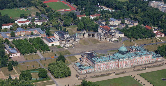 Luftaunfahme vom Neuen Palais, im Hintergrund die Universität Potsdam