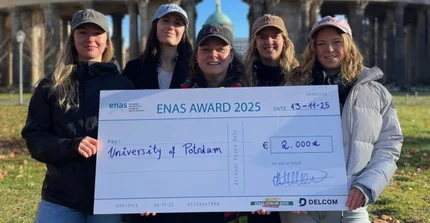 Teamfoto mit dem ENAS-Award