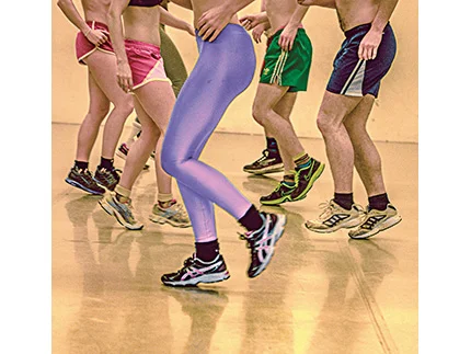 Mehrer Beinpaare mit Sportschuhen und kurzen Hose, im Vordergrund ein Beinpaar mit lila Leggings und Sportschuhen