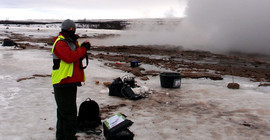 Eva Eibl documents the status of a station after recording overnight and before it is moved to a new location. The steam of the hot water in the pool is visible in the background. | Photo: Daniel Vollmer