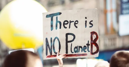 Jemand hält auf einer Fridays-For-Future-Demo eine Pappe hoch: "There is no Planet B"
