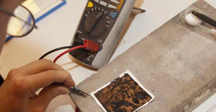 Ansicht von zwei elektronischen Messgeräten von Oben bedient von einer Hand