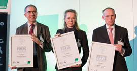 Prof. Dr. Ulrike Lucke, Chief Information Officir der Universität Potsdam (Mitte), nahm den 1. Preis für die Universität Potsdam  entgegen. Foto: Lena Weilbacher/Bechtle AG