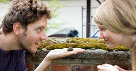 Björn Huwe and Annelie Fiedler made the moss fit for space. Foto: Annelie Fiedler