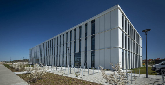 Das Bild zeigt das neue Gebäude des Instituts für Informatik und Computational Science, Außenansicht. Das Foto ist von Thomas Roese.
