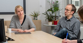 Karolina Zaczynska (linsk) und Prof. Manfred Stede (rechts) sitzen am Schreibtisch und geben ein Interview
