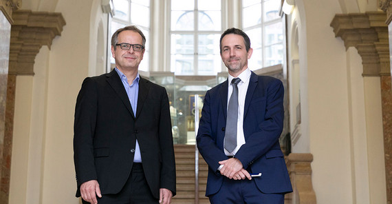 Prof. Dr. med. Dr. phil. Michael Rapp von der Universität Potsdam (l.) mit Prof. Dr. med Thomas Hillemacher, Chefarzt der Klinik für Psychiatrie am Klinikum Nürnberg und Vorsitzender des Wissenschaftlichen Beirats der Schöller-Stiftung.