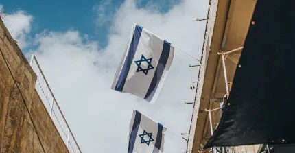 israelische Flaggen wehen auf Dächern