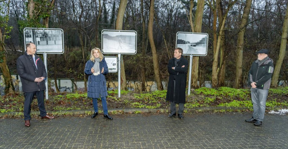 Das Bild zeigt drei Gedenktafeln auf dem Campus Griebnitzsee und vier Personen.