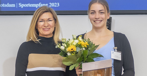 Nachwuchspreisträgerin Isabelle Zanin (rechts) und Dr. Petra Bischoff-Krenzien (links) vom Kapitel Sport der Universitätsgesellschaft, die den Preis überreichte.