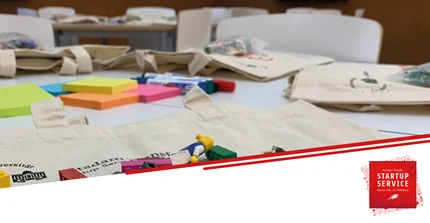 Stoffbeutel, Post-its und Legosteine auf einem Tisch