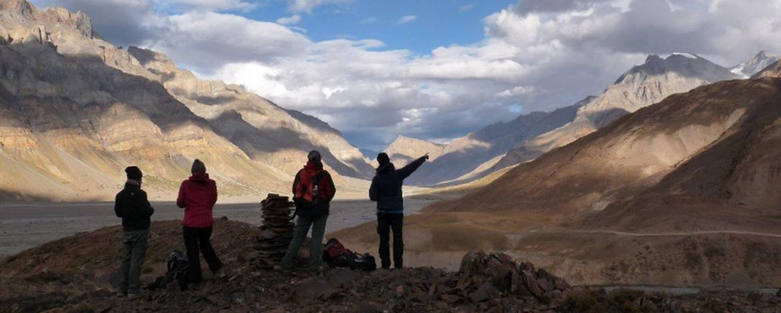 Teilnehmer des Expeditionsteams vor einer bergigen Landschaft