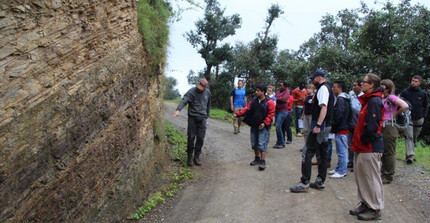 Exkursionsgruppe an einem Aufschluss der Shimla-Klippe. Foto: L. Heinecke