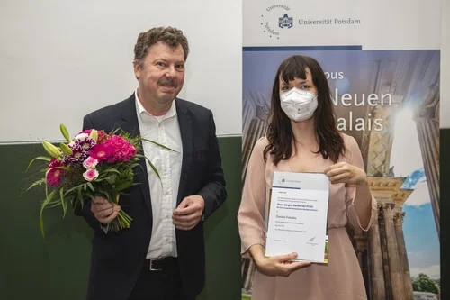 Der Prodekan Prof. Dr. Martin Leubner gratuliert der Preisträgerin Daniela Vukadin.