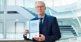 Prof. Dr. Christoph Meinel mit der von ihm herausgegebenen Publikation „Die HPI Schul-Cloud – Von der Vision zur digitale Infrastruktur für deutsche Schulen“.