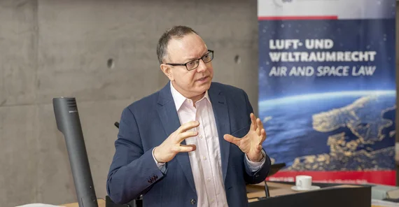 Prof. Dr. Schladebach referiert und gestikuliert.