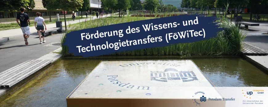 Im Hintergrund ist der Campus der Universität Potsdam mit einem Wasserspiel zu sehen, auf dem das Uni-Logo abgebildet ist.