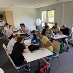 Schüler*innen bearbeiten das GeoBreakout "Phone aber fair"