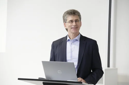 Prof. Dr. Völler bei der Eröffnungsrede