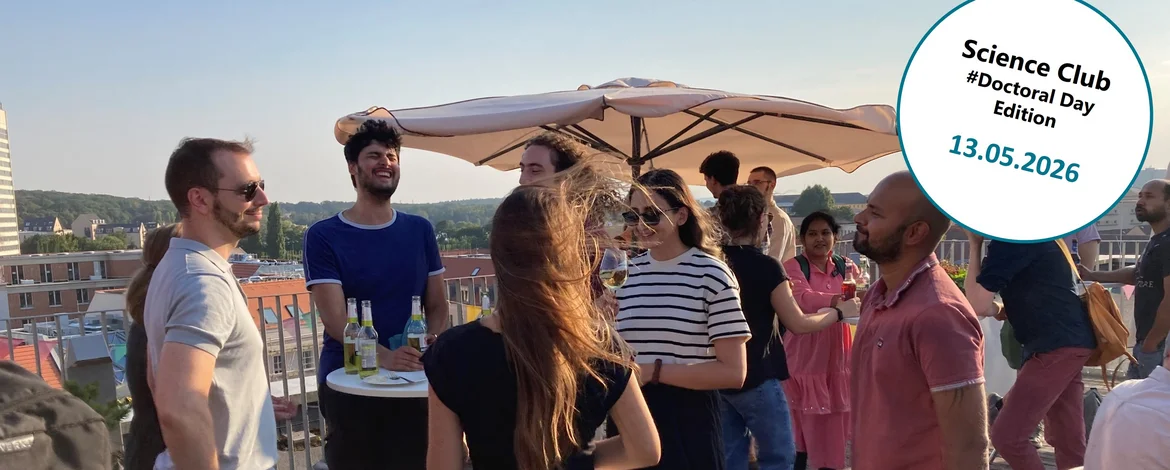 Menschen in bunten Oberteile stehen auf einer Dachterrasse in der Sonne. Im Hintergrund ist ein Sonnenschirm zu sehen. Rechts im Bild ist eine Bubble mit dem Hinweis auf den Science Club am 13.05.2026. - 