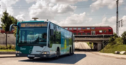 Der Bus 605 am Bahnhof Golm