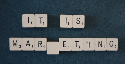 Scrabble Steine bilden den Satz „It is Marketing“