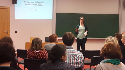 Sophie Forkel moderiert auf der Vollversammlung des Zessko