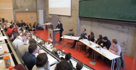 (vlnr.): Professor Lammers, Konrad Krüger, Selina Serbest, Clara Burkhard, Toby Lerm und Maltê Goetz