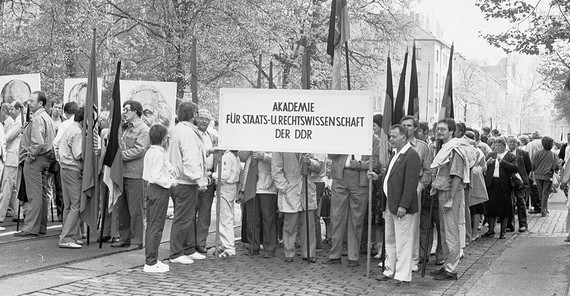 Umzug von Beschäftigten der Akademie für Staats- und Rechtswissenschaft der DDR, 1988 | Foto: Fotoarchiv der Universität Potsdam