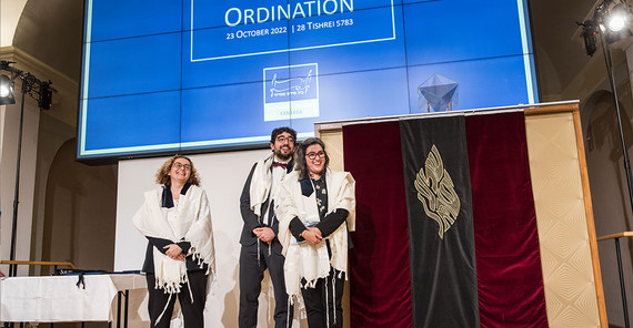 Ordination von Ann Gaëlle Attias (l.), Andrés Bruckner und Irene Muzas Calpe im Auditorium maximum der Universität Potsdam.